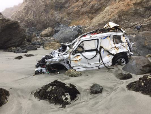 Vola giù dalla scogliera con l’auto: 23enne sopravvive una settimana bevendo acqua del radiatore