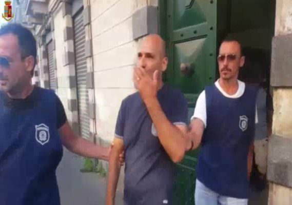 Sorrisi e baci a parenti e telecamera: l’arresto dei Santapaola-Ercolano contornato di orgoglio – VIDEO
