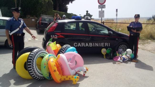 Lotta all’abusivismo commerciale a Ortigia e Fontane Bianche: sanzioni a venditori irregolari e sequestro di merce contraffatta