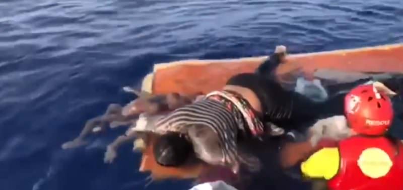 Naufragio al largo della Libia, morti 50 migranti: deceduti altri 11 soggetti caduti da un gommone