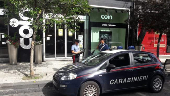 Si presenta alla cassa ed estrae un coltello, paura in viale San Martino: sventata rapina