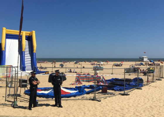 Tragedia in spiaggia: castello gonfiabile esplode, morta bimba di 4 anni