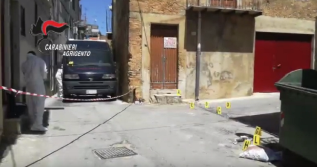 Bastoni, armi e sangue: 37enne ucciso a colpi di spranga. Arrestata un’intera famiglia