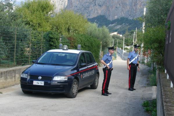 Pretende di sorpassare barriere durante gara, minaccia e aggredisce agenti: arrestato 40enne in vacanza