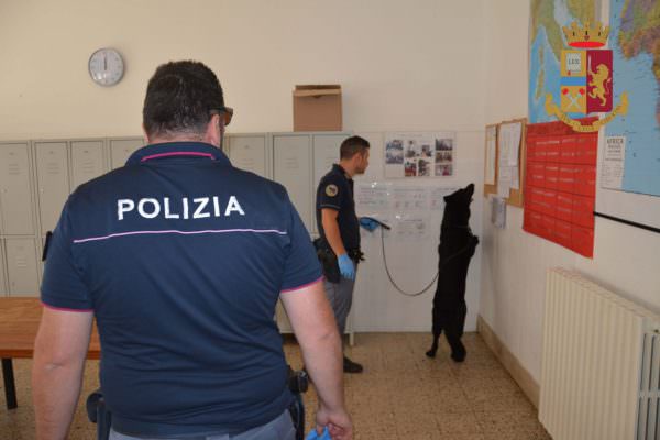 Controlli in tre centri accoglienza: sequestro di marijuana pronta per lo spaccio – VIDEO