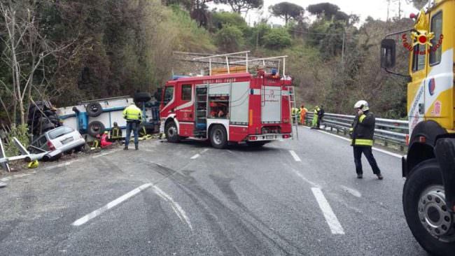 Tir si scontra contro due auto: quattro morti, sterminata una famiglia