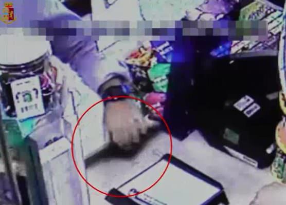 Ruba portafoglio sul bancone: incastrato dalle immagini – VIDEO