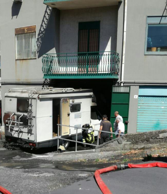 Caldo e fiamme nel Catanese: camper brucia in garage a Mascalucia, diversi roghi nella provincia etnea