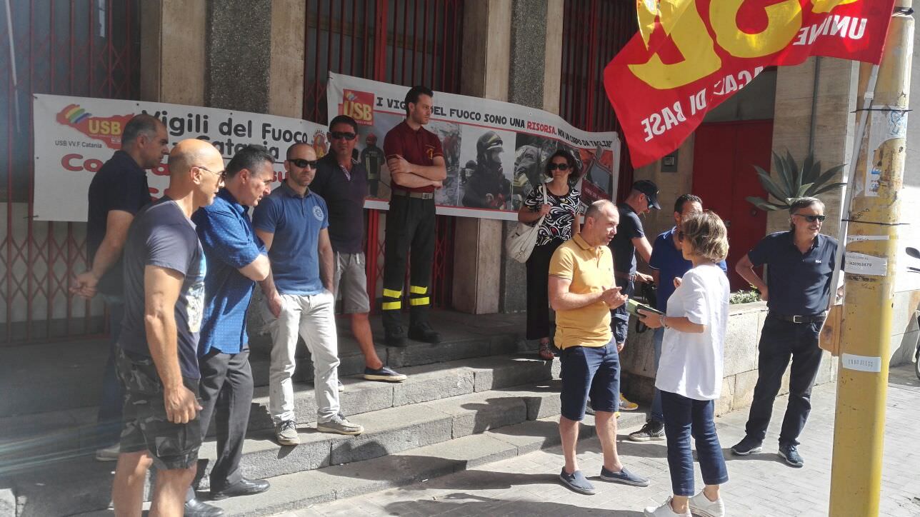 “Urgente bisogno di uomini e mezzi”: Usb in protesta davanti al comando dei vigili del fuoco di Catania