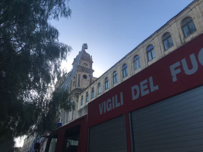 Paura in via Roma, calcinacci in strada: messo in sicurezza crocifisso della chiesa di Santa Lucia ad Adrano