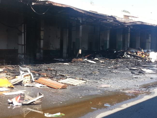 Incendio a San Giuseppe La Rena: in fiamme l’ex mercato ortofrutticolo. LE FOTO