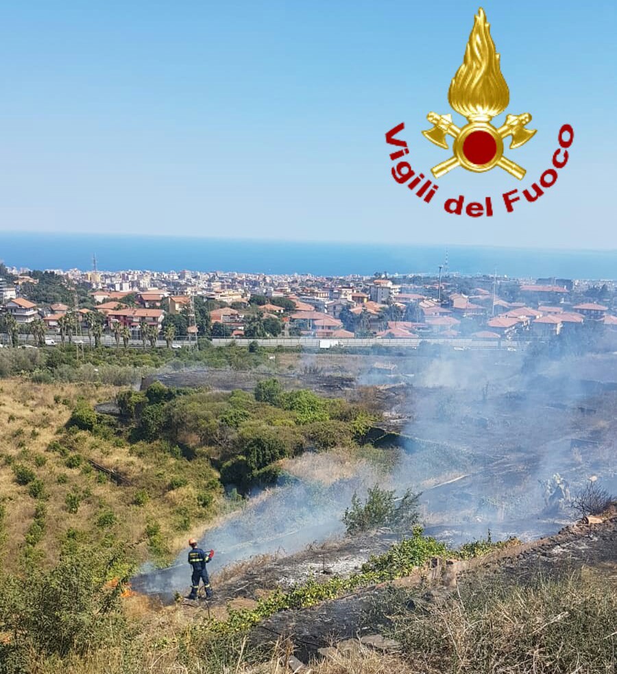 Incendio a Gravina di Catania: fiamme minacciano abitazioni. LE FOTO