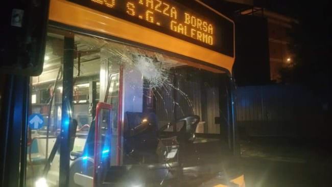 Autobus Amt preso a pietrate, Lo Schiavo: “Ennesima dimostrazione di inciviltà”. LE FOTO