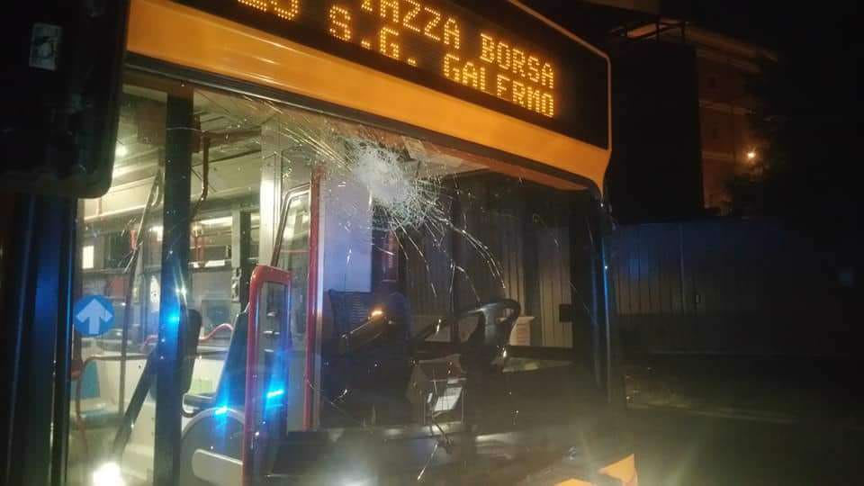 Autobus Amt preso a pietrate, Lo Schiavo: “Ennesima dimostrazione di inciviltà”. LE FOTO