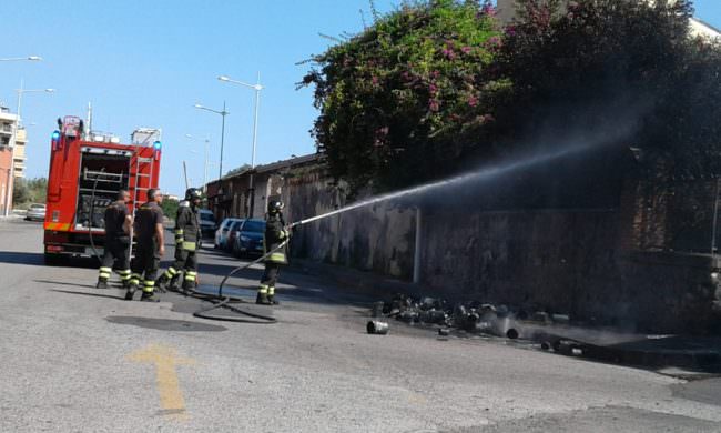 Incendio a Ognina: vigili in azione per domare le fiamme. LE FOTO