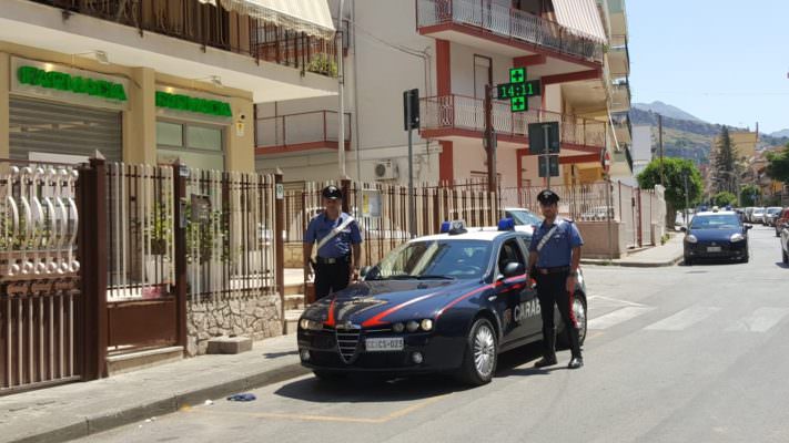 Rapinatore cocainomane colpisce farmacia e si ricovera in albergo: arrestato