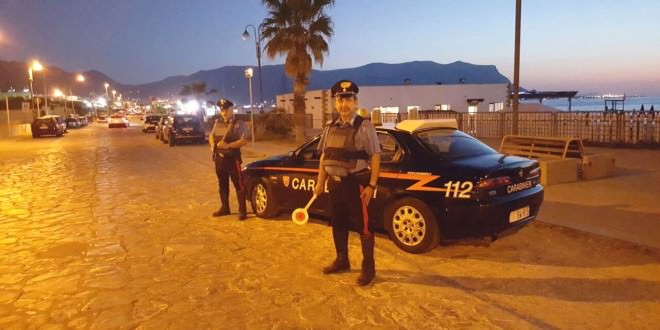 Rubano zaini a due bagnanti, carabinieri li notano e li inseguono: in manette due 20enni