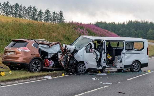 Minibus contro fuoristrada: tragico impatto, muoiono sul colpo bimbo e una donna