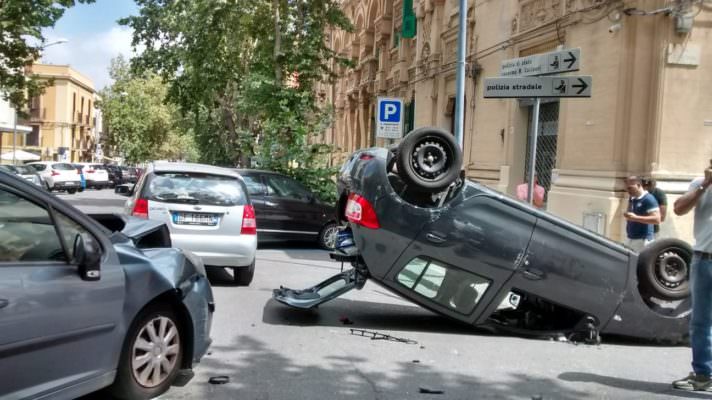 Terribile incidente in pieno centro: scontro tra tre auto, diversi i feriti