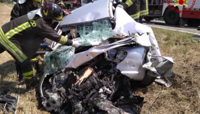 Tragico scontro frontale tra bus e auto: morto 27enne