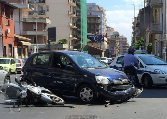 Incidente in piazza Abramo Lincoln, scontro auto-scooter: mezzi distrutti e traffico in tilt. LE FOTO