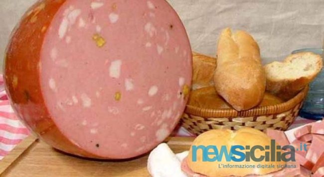 Sospesi dal lavoro per aver mangiato due fette di mortadella. I dipendenti: “Avevamo solo fame durante il turno”