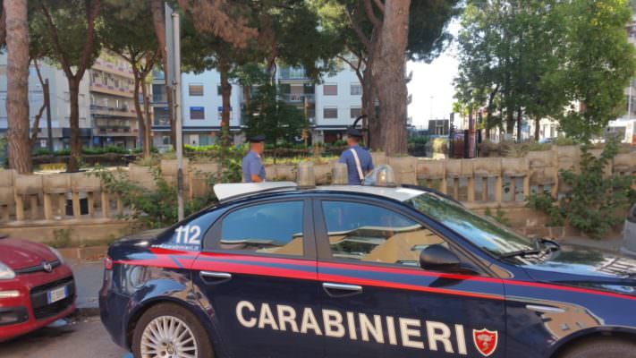Spacciava marijuana a 5 euro nella villetta comunale: 30enne in manette