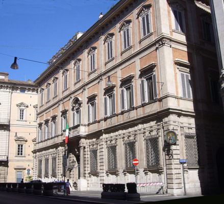 Va in bagno e si spara colpo di pistola in testa: militare 25enne si suicida nella residenza di Berlusconi a Roma