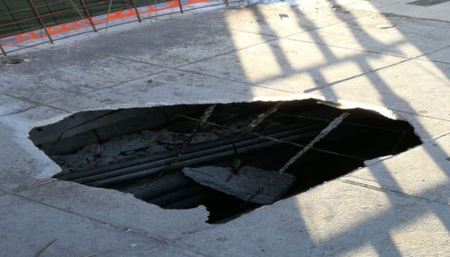 Nuova voragine sul marciapiede del ponte Oreto: raccolte 150 firme per il ripristino