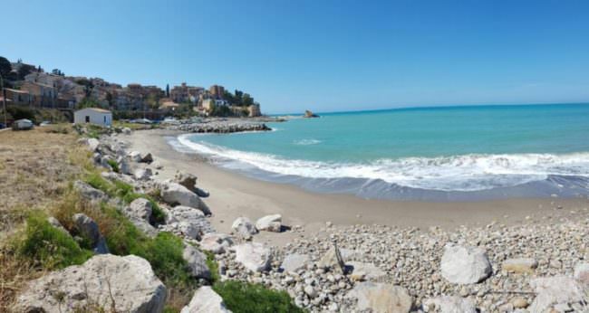 Sicilia “fagocitata” dall’erosione costiera: corsa contro il tempo per salvare i litorali