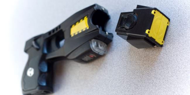 A Palermo e Catania scatta l’ora del Taser, l’arma “innocua” che violerebbe i diritti umani: ecco come funziona