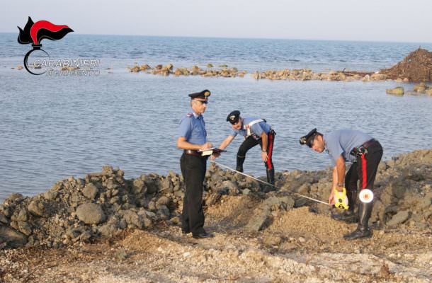 Danneggia spiaggia con escavatore per farsi il posto barca: denunciato un uomo