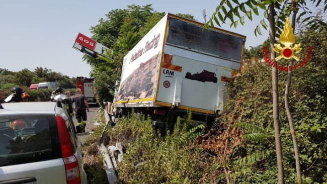 Camion dei panini sfonda guardrail nel Catanese e finisce nella scarpata: i DETTAGLI dell’incidente e le FOTO
