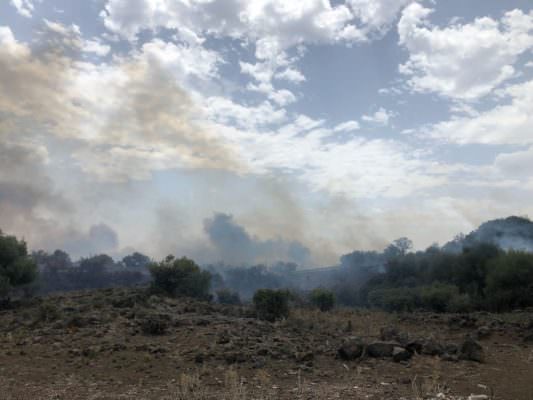 Fiamme alte e fumo nero, brucia la Timpa di Acireale. Pericolo per le case vicine