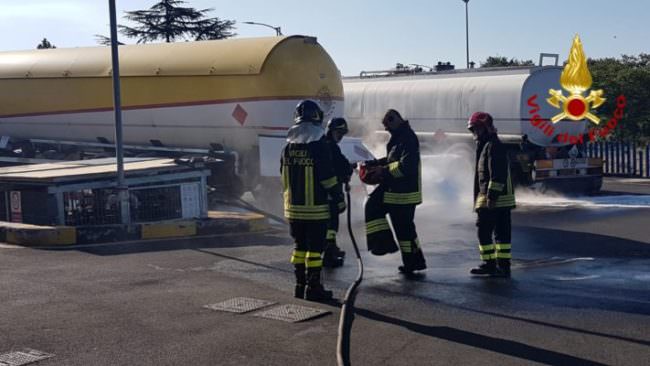 Paura a Mascalucia: autocisterna di 55mila litri GPL ha una perdita di gas, intervengono i vigili del fuoco – FOTO