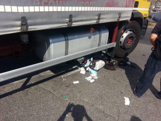 Scooter finisce sotto un camion a corso Carlo Marx a Misterbianco: donna in gravi condizioni