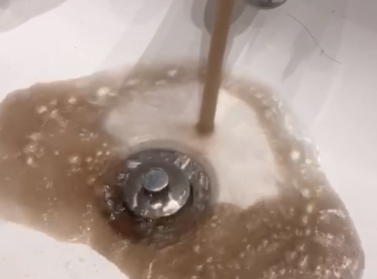 Acqua torbida e odore nauseabondo dai rubinetti: disservizi a Catania e paesi limitrofi – VIDEO