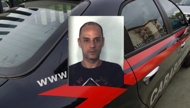 Pistola e munizioni in garage di autocarrozzeria a Paternò: un arresto