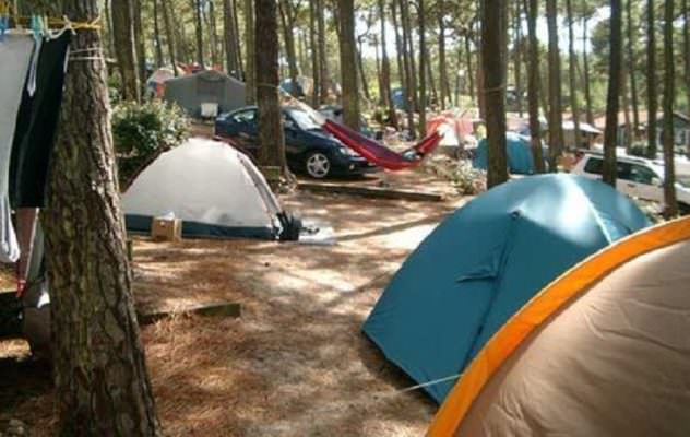 Campeggio si trasforma in tragedia: si sveglia e trova la moglie morta
