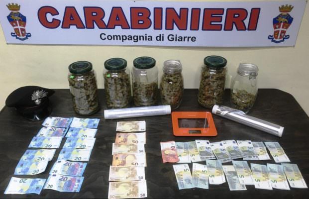 Oltre un chilo di marijuana in casa: arrestati due fratelli