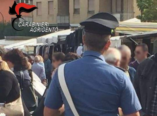 La furia di un venditore di pesce abusivo: spintoni e insulti contro i carabinieri