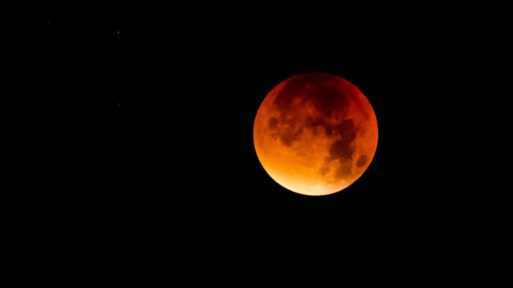 Il cielo stasera avrà una “macchia rossa”: pronti per l’eclissi di Luna?