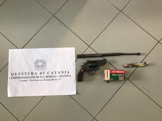 Scatto di ira in polizia a Catania: ritirata l’arma nonostante il certificato di idoneità