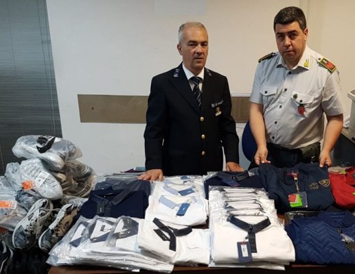 Valigia di prodotti contraffatti all’aeroporto di Catania: magliette, scarpe a altri accessori