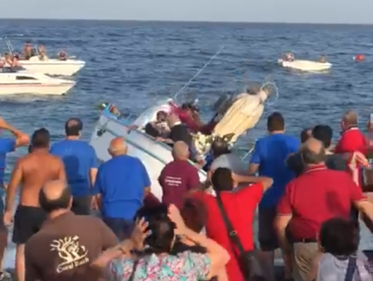 Roccalumera, si inclina la barca della Madonna in mare: il sindaco finisce in acqua – VIDEO