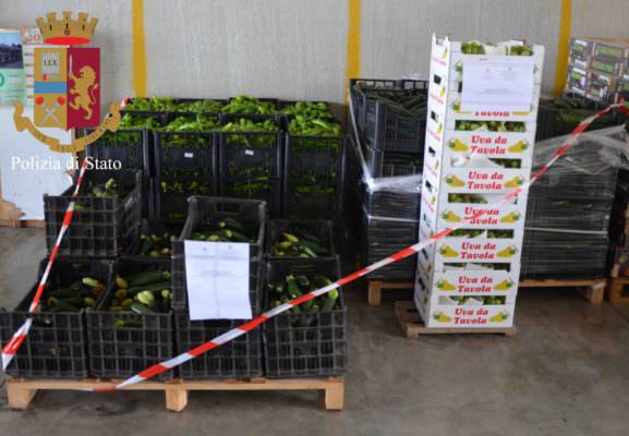 Pomodori, uva e altri ortaggi sospetti al mercato: sequestrate 4 tonnellate di prodotti – VIDEO