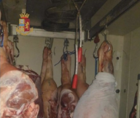 Alimenti in cattive condizioni e dipendente a 2 euro l’ora: bufera in mini market a San Giovanni La Punta – FOTO