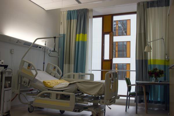 Focolaio Covid in ospedale, 4 contagi: scatta il protocollo, reparti chiusi e disagi