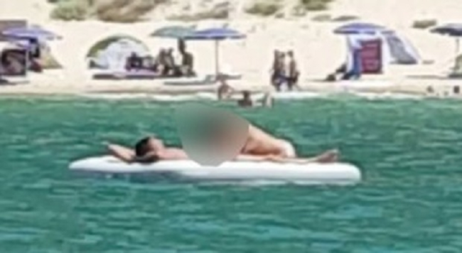 Sesso orale sul materassino: bagnanti increduli riprendono tutto – VIDEO