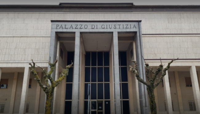 Calci e pugni a giovane donna: colpi di cellulare in testa, scatta l’arresto